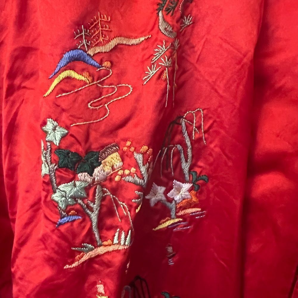 Pearls Red vintage embroidered Chinese Silky robe. Size Medium. - Picture 3 of 7